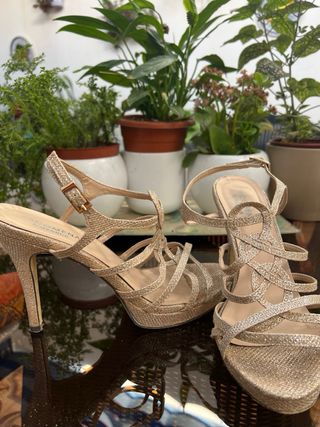 Sandalias de tacón doradas 