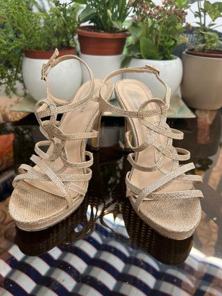 Sandalias de tacón doradas 