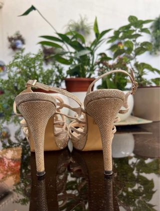 Sandalias de tacón doradas 