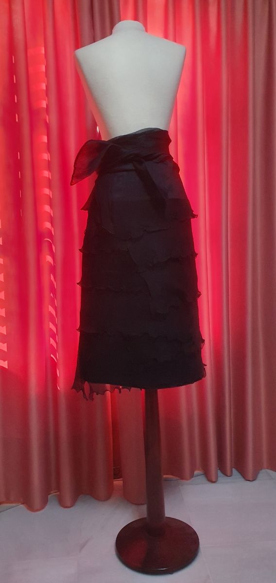 Elegante falda de seda negra