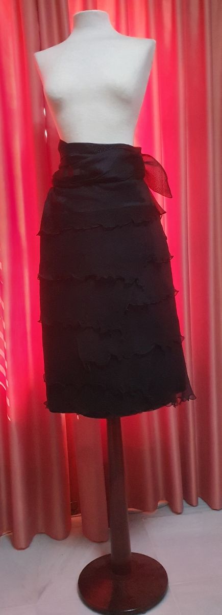 Elegante falda de seda negra