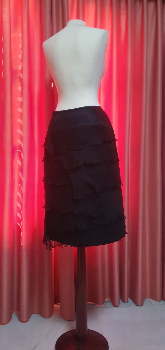 Elegante falda de seda negra