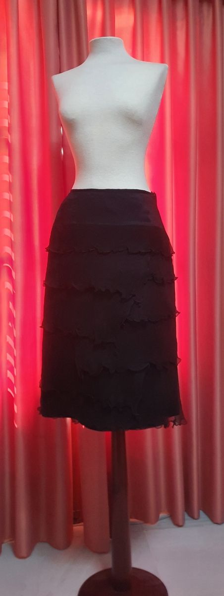 Elegante falda de seda negra