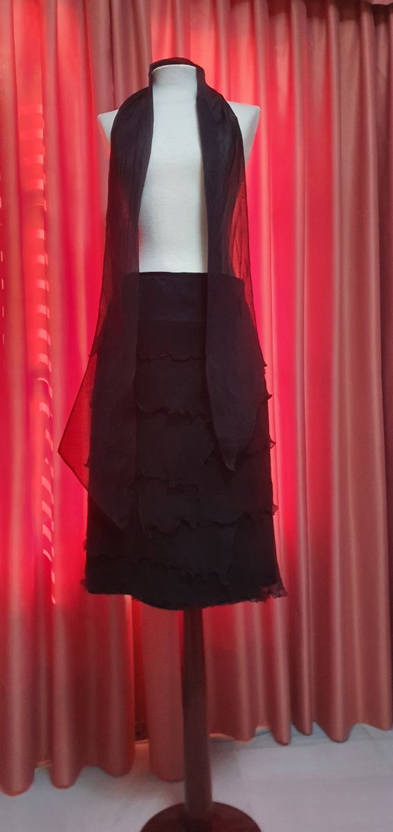 Elegante falda de seda negra