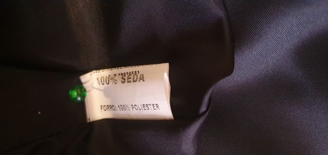 Elegante falda de seda negra