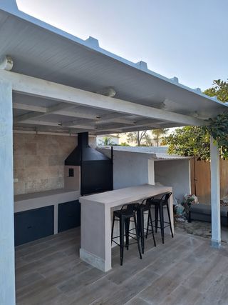 Se montan pergolas de madera y panel san