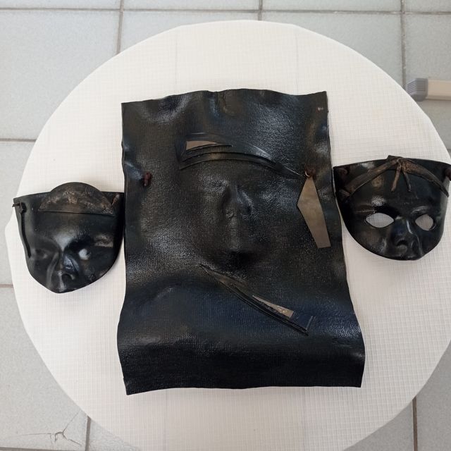 Figuras de cerámica en relieve