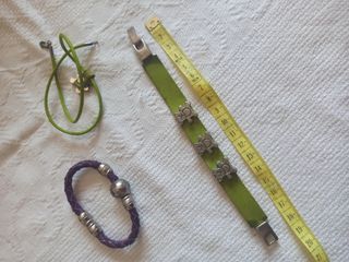 Pulseras y gargantilla de piel y ositos. 