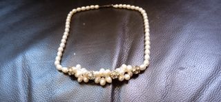 Fabuloso collar con perlas naturales y zirconitas.