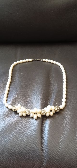 Fabuloso collar con perlas naturales y zirconitas.