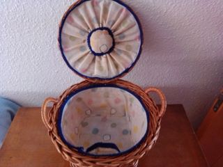 Costurero de mimbre.