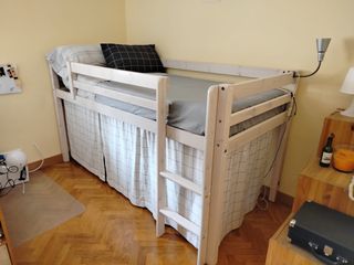 CAMA ALTA CON ESCALERA.