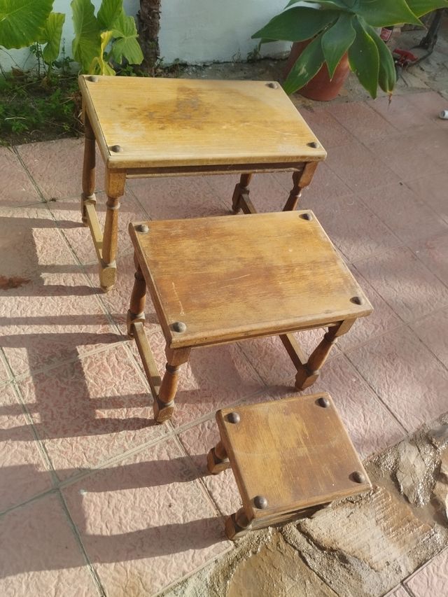 Conjunto de mesas taburetes