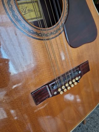 Guitarra  Aria A-684 acústica de 12 .