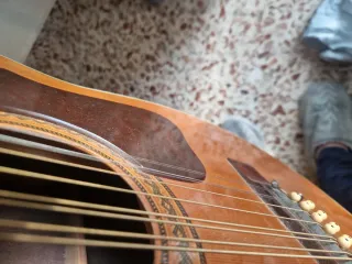 Guitarra  Aria A-684 acústica de 12 .