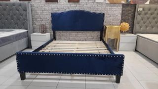 cama de 150 en tela terciopelo