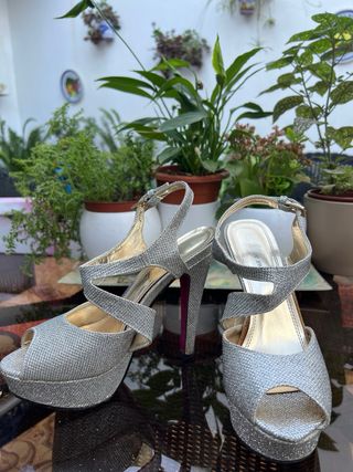 sandalias tacón plateadas