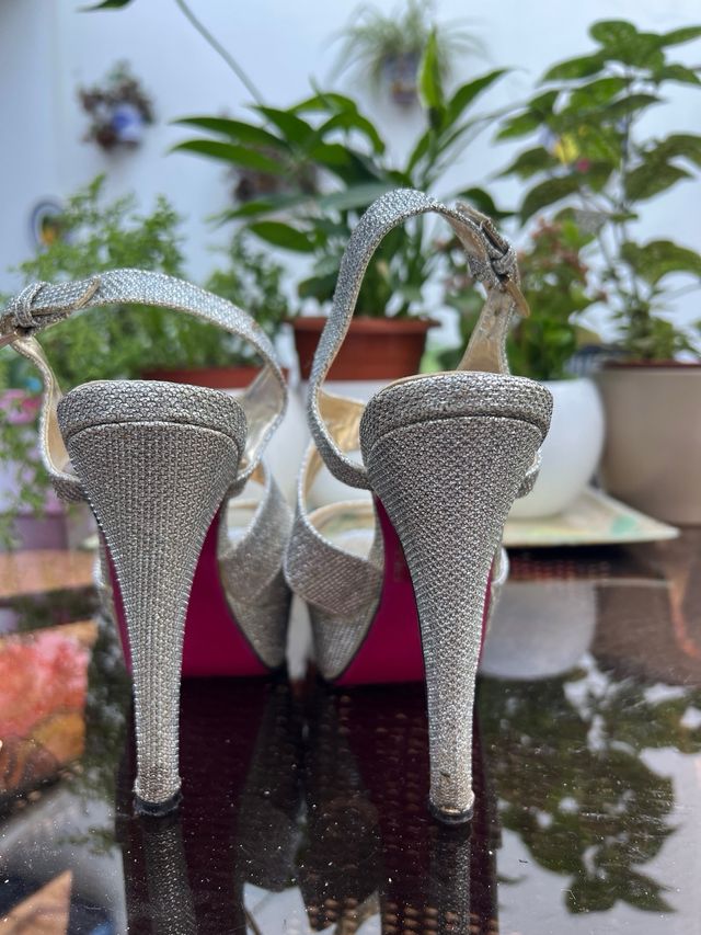 sandalias tacón plateadas