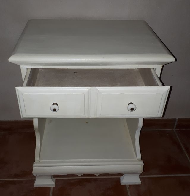 Mesita de noche madera blanca