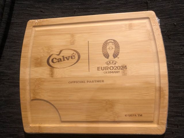 Tagliere in legno nuovo brandizzato Calve'Euro2024