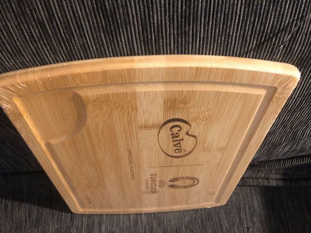 Tagliere in legno nuovo brandizzato Calve'Euro2024