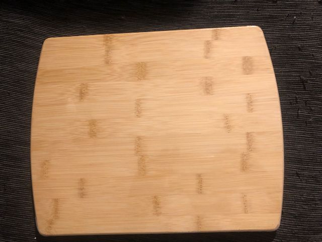 Tagliere in legno nuovo brandizzato Calve'Euro2024