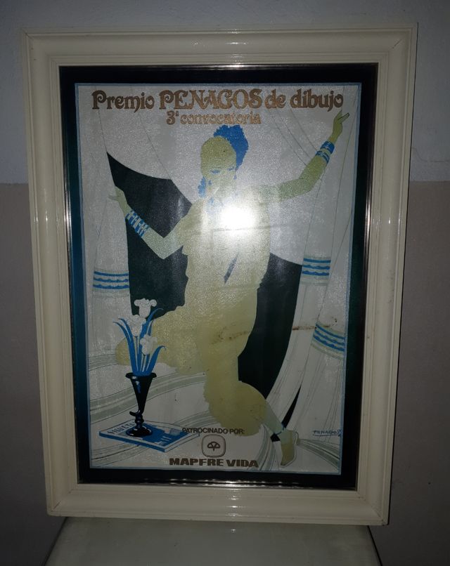 Grande moldura branca com vidro e papel alumínio