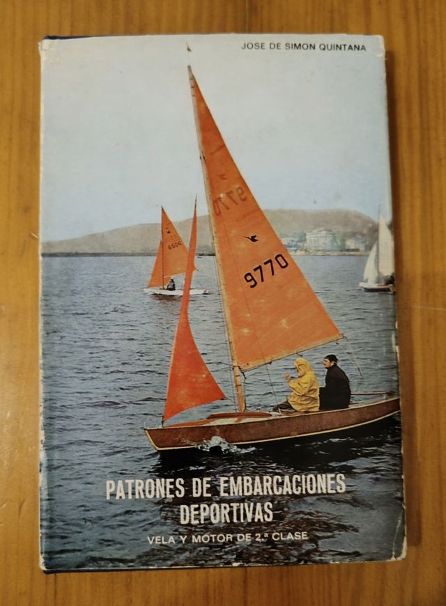 Libro nautico con modello di nave