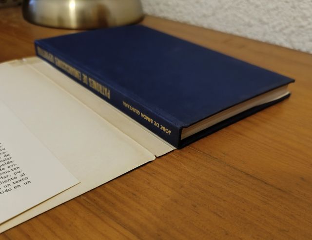 Libro nautico con modello di nave