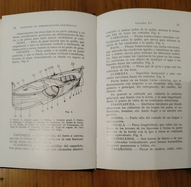 Libro nautico con modello di nave
