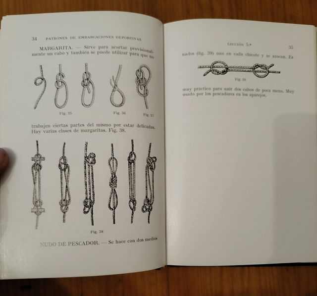 Libro nautico con modello di nave