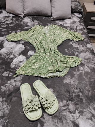 Conjunto de vestido y zapatillas playeras 