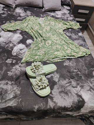 Conjunto de vestido y zapatillas playeras 