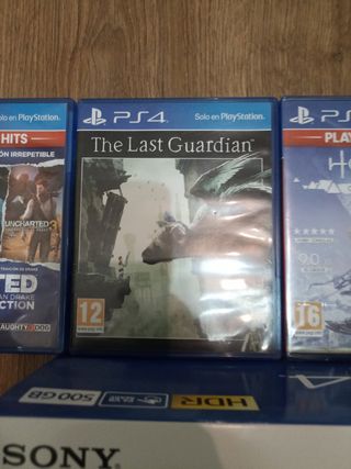 Ps4 seminueva con 1 mando y 5 juegos