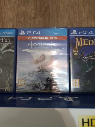 Ps4 seminueva con 1 mando y 5 juegos