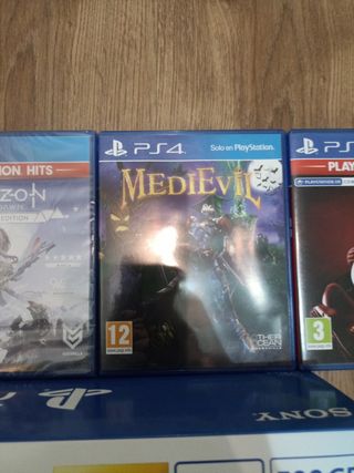 Ps4 seminueva con 1 mando y 5 juegos