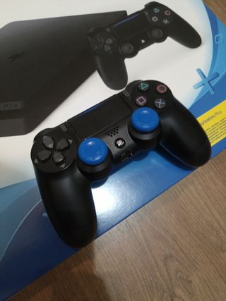 Ps4 seminueva con 1 mando y 5 juegos