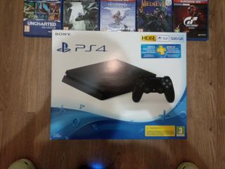 Ps4 seminueva con 1 mando y 5 juegos