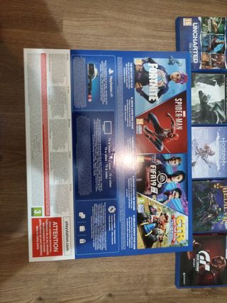 Ps4 seminueva con 1 mando y 5 juegos