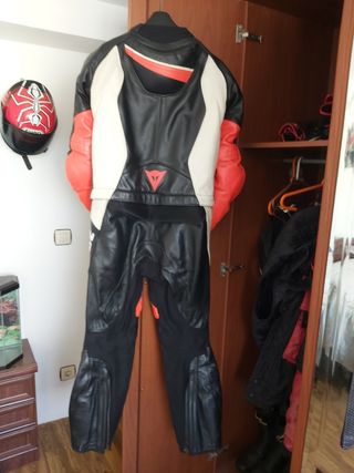  Mono de cuero Dainese de dos piezas.
