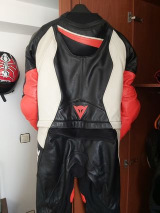  Mono de cuero Dainese de dos piezas.