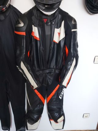  Mono de cuero Dainese de dos piezas.