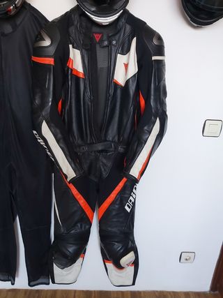  Mono de cuero Dainese de dos piezas.