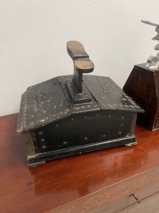 Antiguos limpia botas en madera con compartimentos