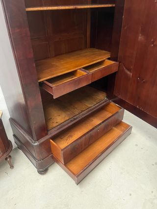 Gran vitrina en caoba con hasta 5 estantes