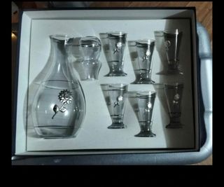 Set bicchierini con bottiglia in vetro.