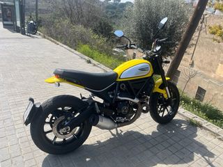 Ducati scrambler de finales del 2020 con 6500 km