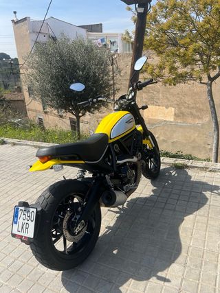 Ducati scrambler de finales del 2020 con 6500 km
