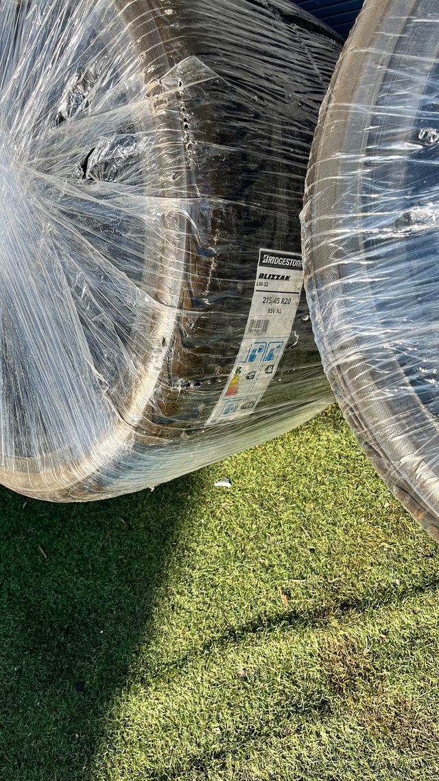 Neumaticos bridgestone nuevos 215/45/20