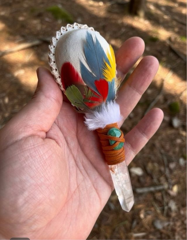 Maraca ceremonial de piel, turquesa y cuarzo